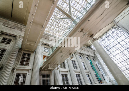 Innenansicht von Singapur National Gallery. Die Galerie überwacht die grösste öffentliche Sammlung der Welt von Singapur und Südostasien Asiatische Kunst. Stockfoto