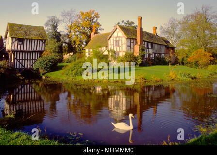 Blick auf das Lower Brockhampton Manor House an der Grenze zwischen Herefordshire und Worcestershire. Das holzumrahmte Haus stammt aus den späten 1300s Jahren. Es ist von einem Graben umgeben und wird über ein holzgerahmtes Torhaus betreten. Stockfoto