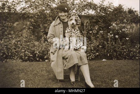 Frau mit Hund in schickem Kleid Stockfoto