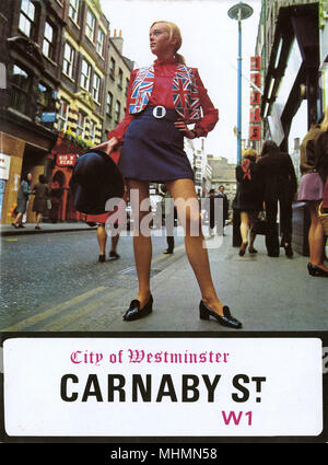 Vordere Abdeckung eines fördernden Broschüre über Mode Epizentrum der 60er Jahre, die Carnaby Street, London. Ein Modell posiert vor der verschiedenen Boutiquen der Straße trägt einen Union Jack Weste und Minirock. Datum: 1966 Stockfoto