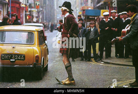 Ungewöhnlich gekleideter Mann in der Carnaby Street, 1960er Stockfoto