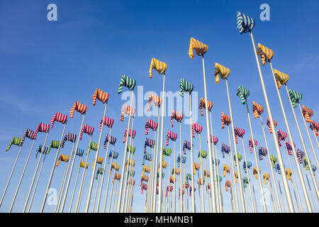 Artwork Le vent Souffle où il Veut von Künstler Daniel Buren, hundert Flagge Polen mit bunten Windsäcke/Windspiele in Nieuwpoort/Nieuport, Westflandern, Belgien Stockfoto