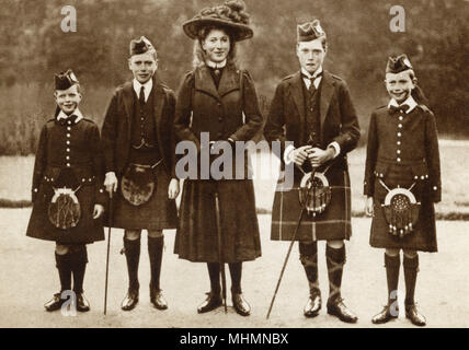 Fünf der Kinder von König George V: (von links) Prince George, Prince Albert (später König George VI) Prinzessin Maria, Prinz Edward, Prince of Wales (später König Edward VIII.) und Prinz Heinrich, Herzog von Gloucester. Foto wahrscheinlich an der königlichen Residenz von Balmoral in Schottland genommen worden zu sein. Datum: 1911 Stockfoto