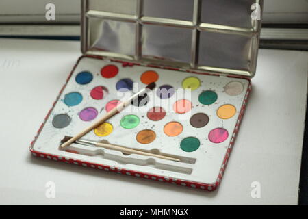 Kinder- Aquarell Malkasten und Bürste Stockfoto