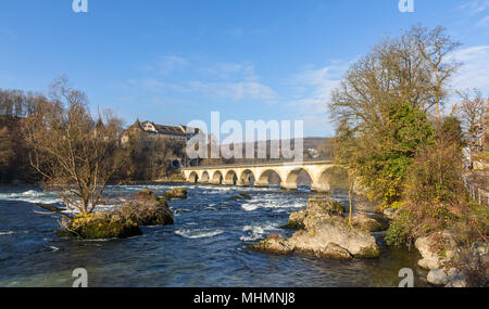 Schloss Laufen und dem viaduc am Rheinfall - Schweiz Stockfoto