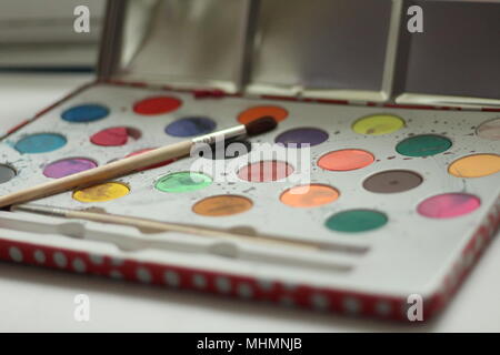 Kinder- Aquarell Malkasten und Bürste Stockfoto