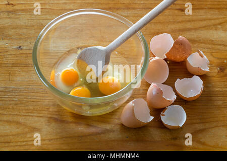 Eigelb in Schüssel für Omelette geschlagen zu werden und Rührei Stockfoto