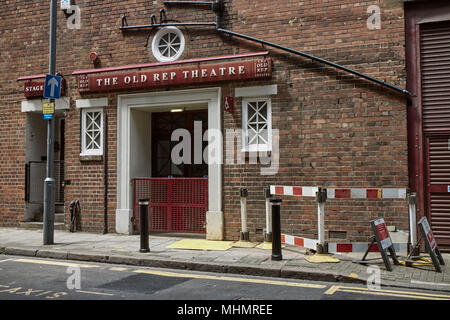 Stage Door und Handel Eingang an der Rückseite des Alten Rep Theatre im Zentrum von Birmingham. Stockfoto