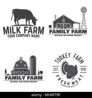 Family Farm, Türkei Bauernhof und Milch Bauernhof Abzeichen oder Etiketten. Vector Illustration. Vintage Typografie Design mit Kuh und Farm Barn Silhouette. Elemente auf das Thema der landwirtschaftlichen Unternehmen. Stock Vektor