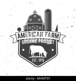 American Farm Abzeichen oder Label. Vector Illustration. Vintage Typografie Design mit Kuh und Bauernhof Silhouette. Elemente auf das Thema der pork Farm Business. Stock Vektor