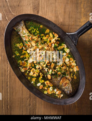 Forellen und Mandeln. Truite aux amandes. Frankreich Essen Stockfoto