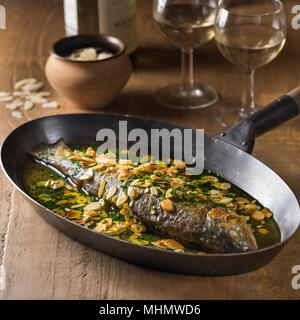 Forellen und Mandeln. Truite aux amandes. Frankreich Essen Stockfoto