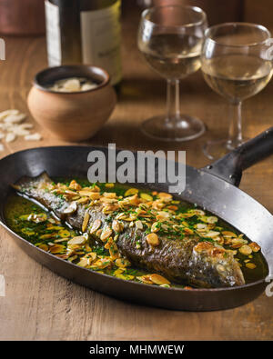 Forellen und Mandeln. Truite aux amandes. Frankreich Essen Stockfoto