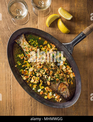 Forellen und Mandeln. Truite aux amandes. Frankreich Essen Stockfoto