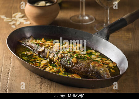 Forellen und Mandeln. Truite aux amandes. Frankreich Essen Stockfoto