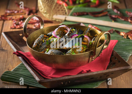 Muscheln Masala. Schalentiere Curry. Indien Essen Stockfoto