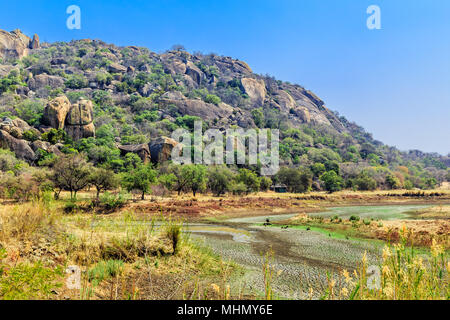 Ausgetrockneten Wasserloch im Matobo Nationalpark, Simbabwe. Stockfoto