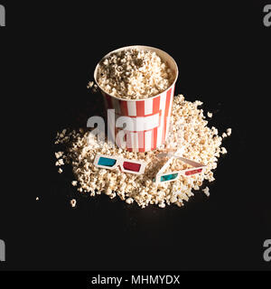 Portion Popcorn mit 3D-Brille Stockfoto