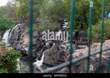 Hogenakkal Wasserfall in Südindien auf der Kaveri River im dharmapuri Distrikt des indischen Bundesstaates Tamil Nadu Stockfoto