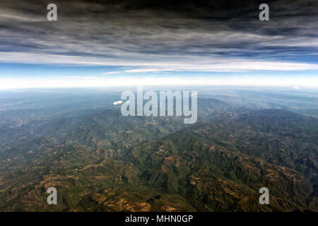 Berge in der Nähe von Mexico City Luftaufnahme Landschaft vom Flugzeug leon Stadt Guadalajara Stockfoto