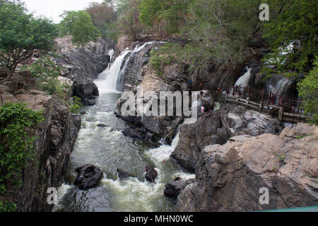 Hogenakkal Wasserfall in Südindien auf der Kaveri River im dharmapuri Distrikt des indischen Bundesstaates Tamil Nadu Stockfoto