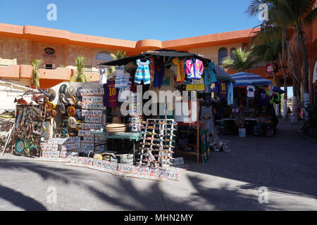 CABO SAN LUCAS, MEXIKO - 25. Januar 2018 - Pazifikküste Mexikos Baja California kleine Stadt ist für Touristen für die buckelwale Saison voll. Stockfoto