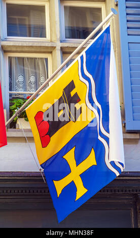 Flags, die mit einem lokalen Wappen der Kantone und Städte auf das Haus, Zürich, Schweiz Stockfoto