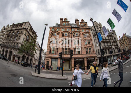 LONDON, ENGLAND - 16. JULI 2017 - Touristen und Einheimische in Piccadilly Circus überlasteten Stadt verkehr der britischen Hauptstadt Stockfoto