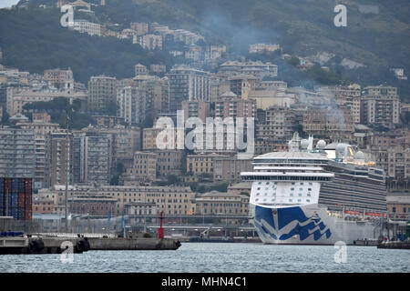 Genua, Italien - 27. Juli 2017 - Der Hafen von Genua ist die italienische Hafenstadt im Wettbewerb mit den Häfen von Marseille und Barcelona für Kreuzfahrt in Mir Stockfoto