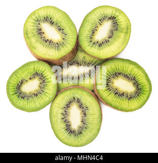 In Scheiben geschnittene Kiwis auf weißem Hintergrund. Ansicht von oben. Stockfoto