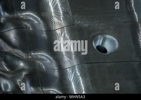 Sicherheits-led Kamera auf Gebäude Konzertsaal Decke detail Stockfoto