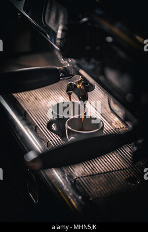 Kaffeemaschine macht zwei Kaffee Stockfoto