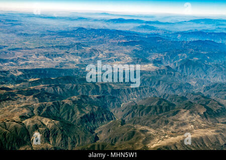Berge in der Nähe von Mexico City Luftaufnahme Landschaft vom Flugzeug leon Stadt Guadalajara Stockfoto