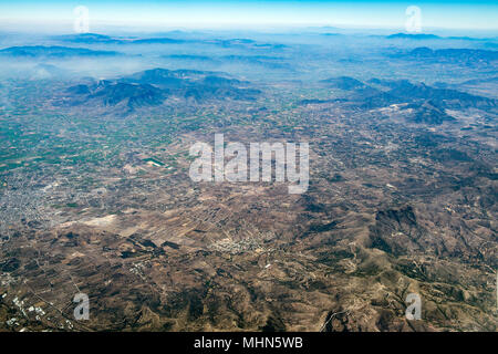 Berge in der Nähe von Mexico City Luftaufnahme Landschaft vom Flugzeug leon Stadt Guadalajara Stockfoto