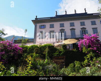 Blick auf historische Gebäude, Schönheit lila Blumen, exotische Pflanzen auf Insel Brissago Landschaften in der Schweiz in der Nähe von Swiss European Ascona Stadt, klar Stockfoto