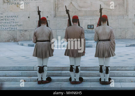 Die griechischen wachen während der Wachwechsel Zeremonie vor dem griechischen Parlament, Athen, Attika, Griechenland Stockfoto