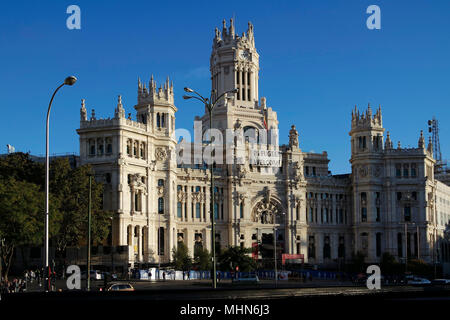 Politischen Slogan 'Flüchtlinge Willkommen "am Palacio de Communicaciones, Madrid. Stockfoto