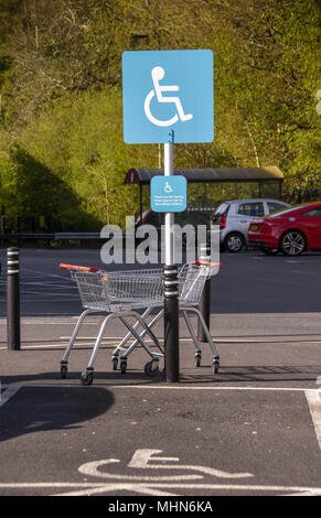 Zeichen in einem Supermarkt mit einem Parkplatz für Fahrer und Passagiere mit Behinderung reserviert Stockfoto