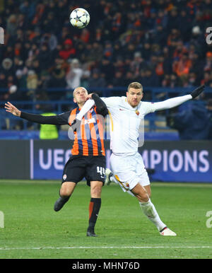 Charkow, Ukraine - 21. FEBRUAR 2018: Yaroslav Rakitskiy von Shakhtar Donetsk (L) kämpft für eine Kugel mit Edin Dzeko von AS Roma während ihre UEFA Champi Stockfoto