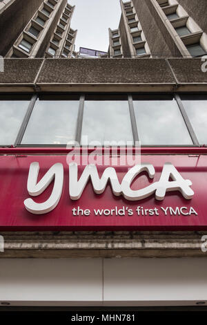 Signage außerhalb der Zentralen YMCA, Great Russell Street, London, WC1, Stockfoto