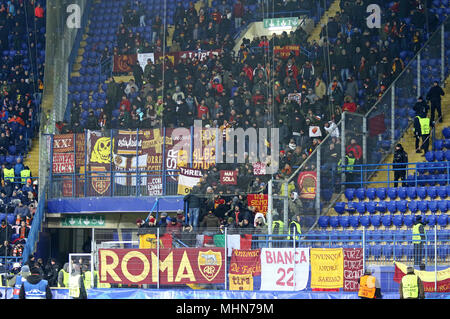 Charkow, Ukraine - 21. FEBRUAR 2018: AS Roma Anhänger zeigen ihre Unterstützung während der UEFA Champions League Runde 16 Spiel gegen Shakhtar Donetsk an Stockfoto