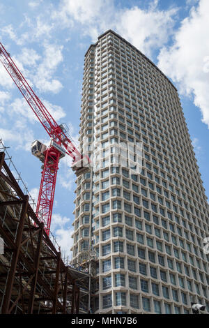 Skanska Gebäude und Bauarbeiten im St Giles Circus Entwicklung neben Centrepoint, London, UK Stockfoto