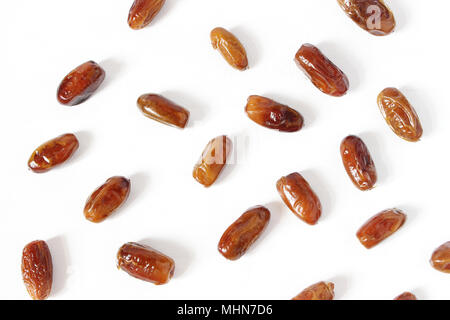 Styled Foto. Ramadan desktop Zusammensetzung mit Datum Obst auf weißem Hintergrund. Essen Muster. Der leere Raum. Flach, Ansicht von oben. Stockfoto