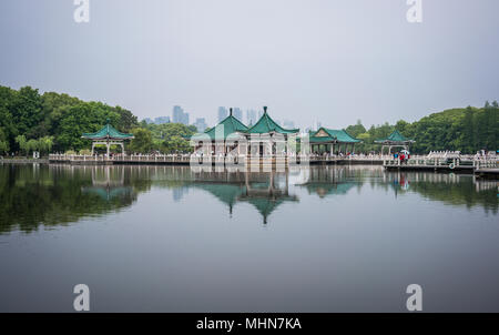 Pavillon in der Mitte der liyuan Park East Lake in Wuhan Hubei China Stockfoto