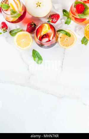 Kalt weiß, rosé und rot Sangria Cocktails mit frischem Obst, Beeren und Minze. Stockfoto