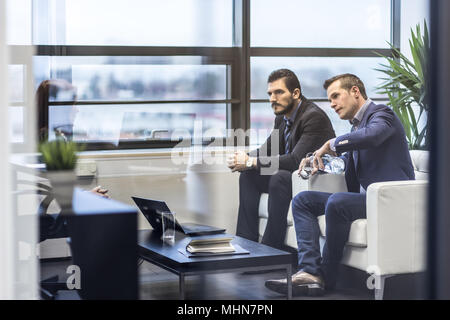 Unternehmer interviewen weibliche Kandidaten für den Job in der modernen Corporate Office. Stockfoto