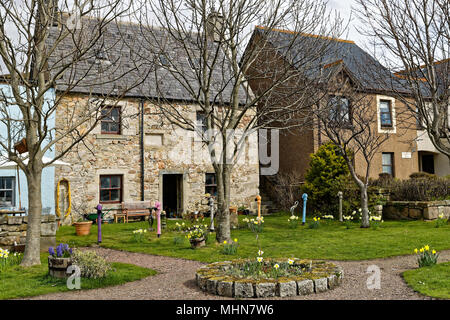 Garnison Teestube Helmsdale mit Häkeln geschmückte Bäume & Poller Stockfoto