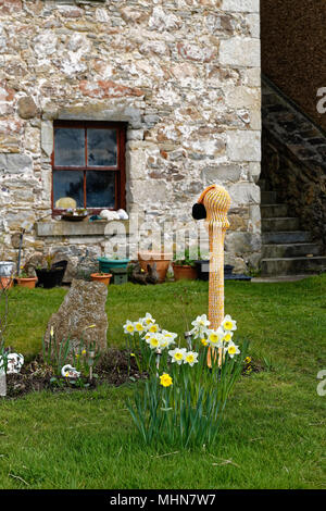 Garnison Teestube Helmsdale mit Häkeln geschmückte Bäume & Poller Stockfoto