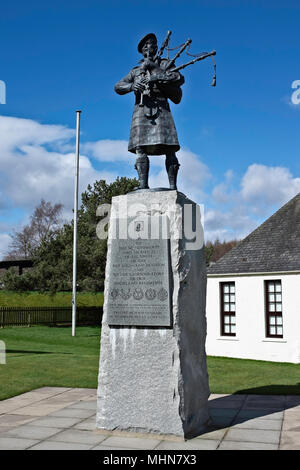 Tribut der Lone Piper auf die 51St Highland Division & Highland Regimenter Stockfoto