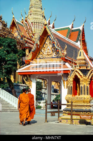 Bangkok, Thailand; Wat Phra Kaew mit buddhistischen Mönchen Stockfoto